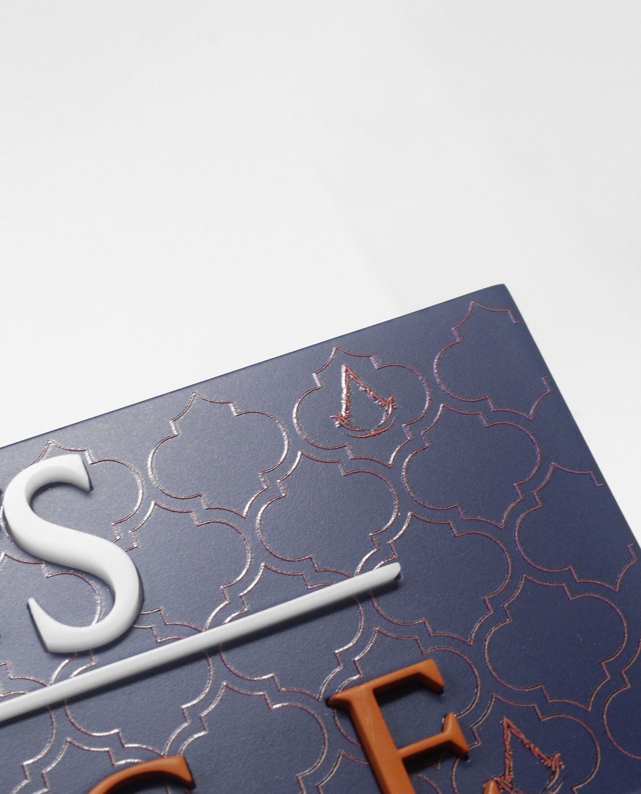 Eine marineblaue und kupferfarbene Box mit den Buchstaben S, C, E und einem Logo.