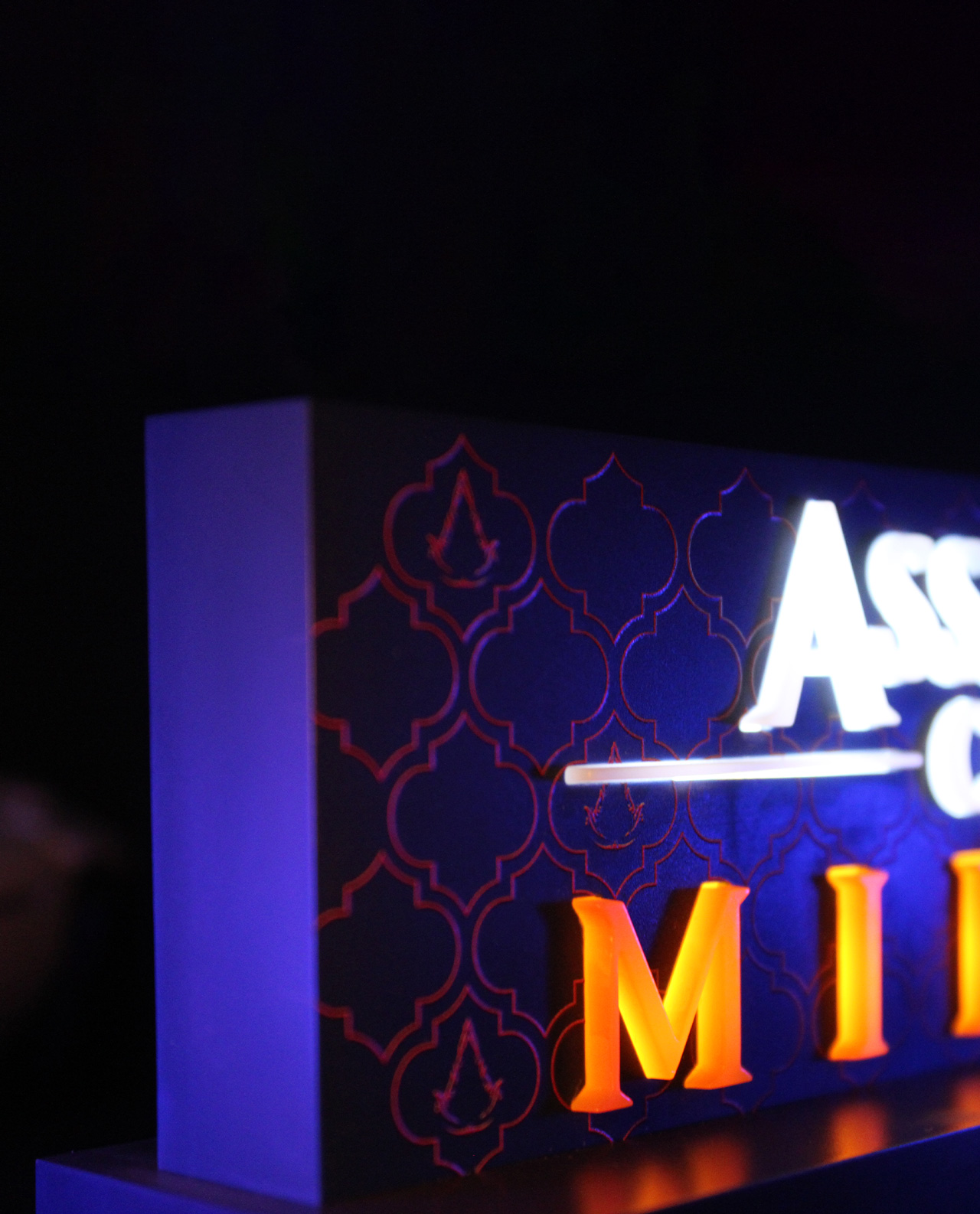 Beleuchtetes Schild eines Spiels, Assassin's Creed Mirage, mit Logo.