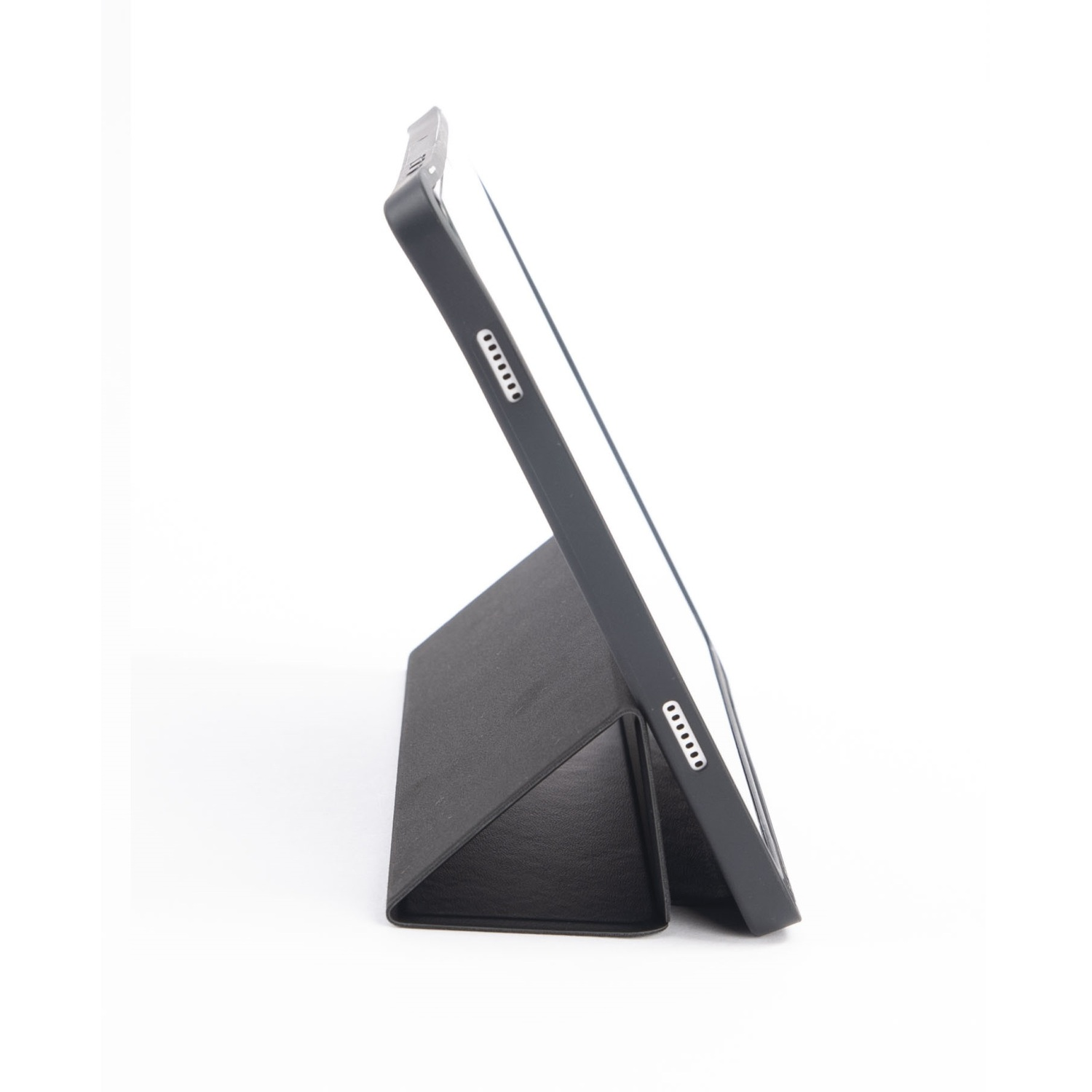 Une tablette avec un étui noir est en position verticale sur une surface blanche.
