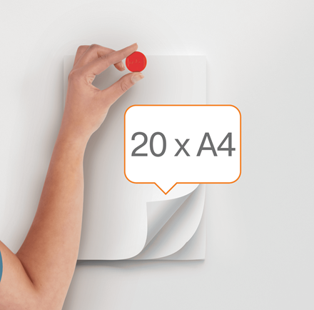 Egy kéz piros mágnest helyez 20 db A4-es fehér papírra.