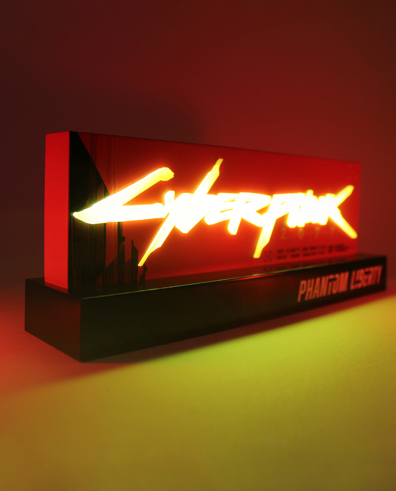 Beleuchtetes Cyberpunk-Schild auf schwarzem Sockel, das gelb vor rotem Hintergrund leuchtet.