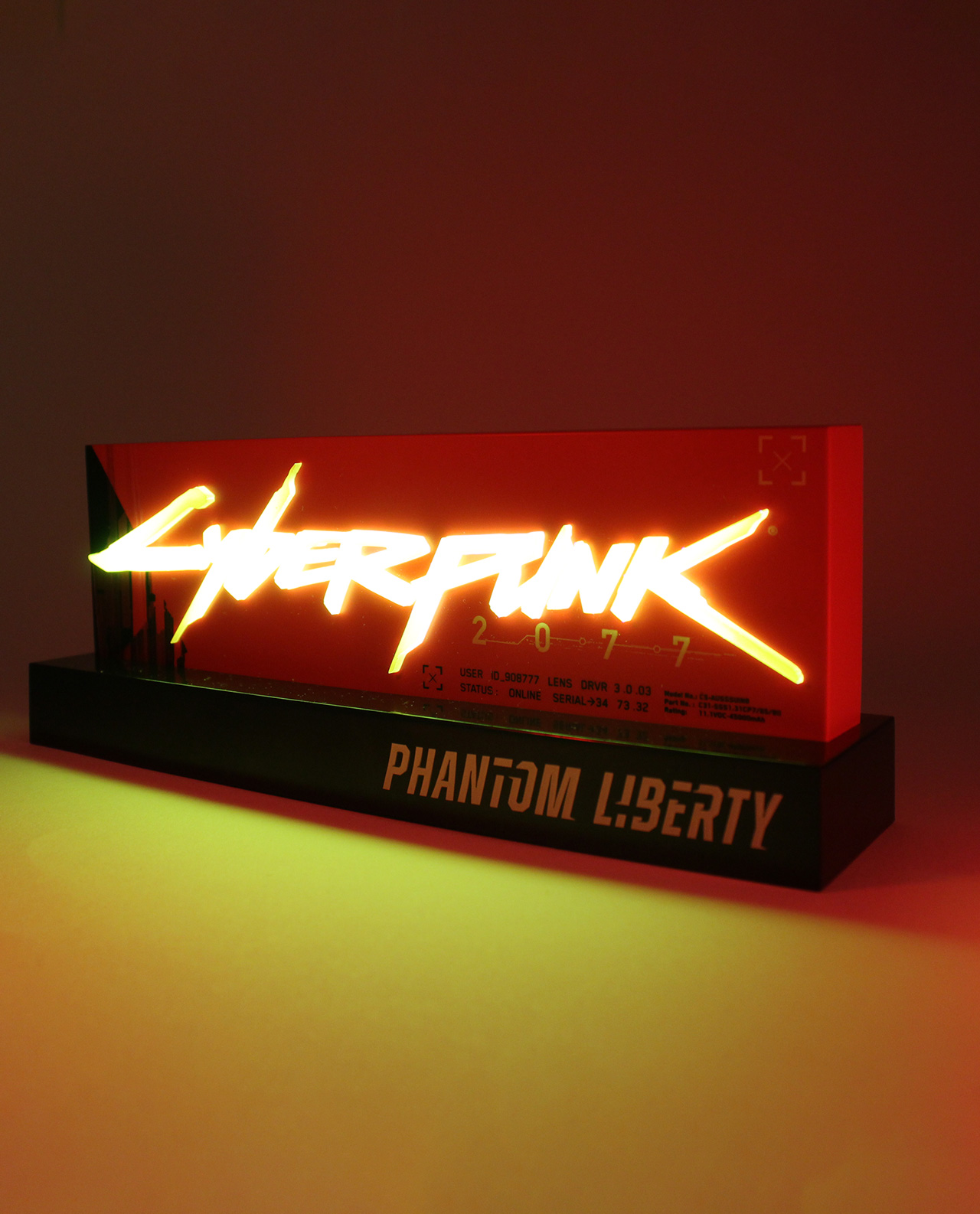 Neon Cyberpunk 2077 Schild auf schwarzer Basis. Rotes und gelbes Licht. Text: Phantom Liberty, Cyberpunk 2077.