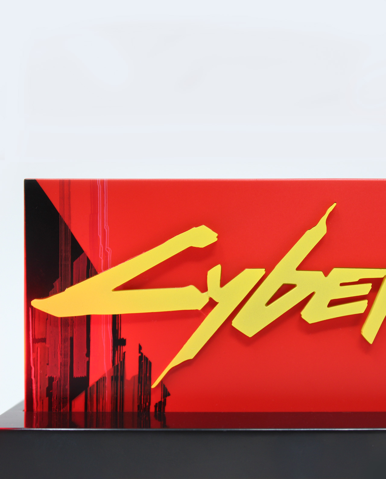 Rote Box mit gelbem "Cyberpunk"-Logo.
