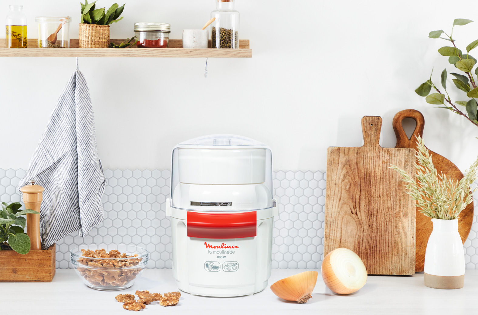 Procesador de alimentos Moulinex La Moulinette en una encimera de cocina.