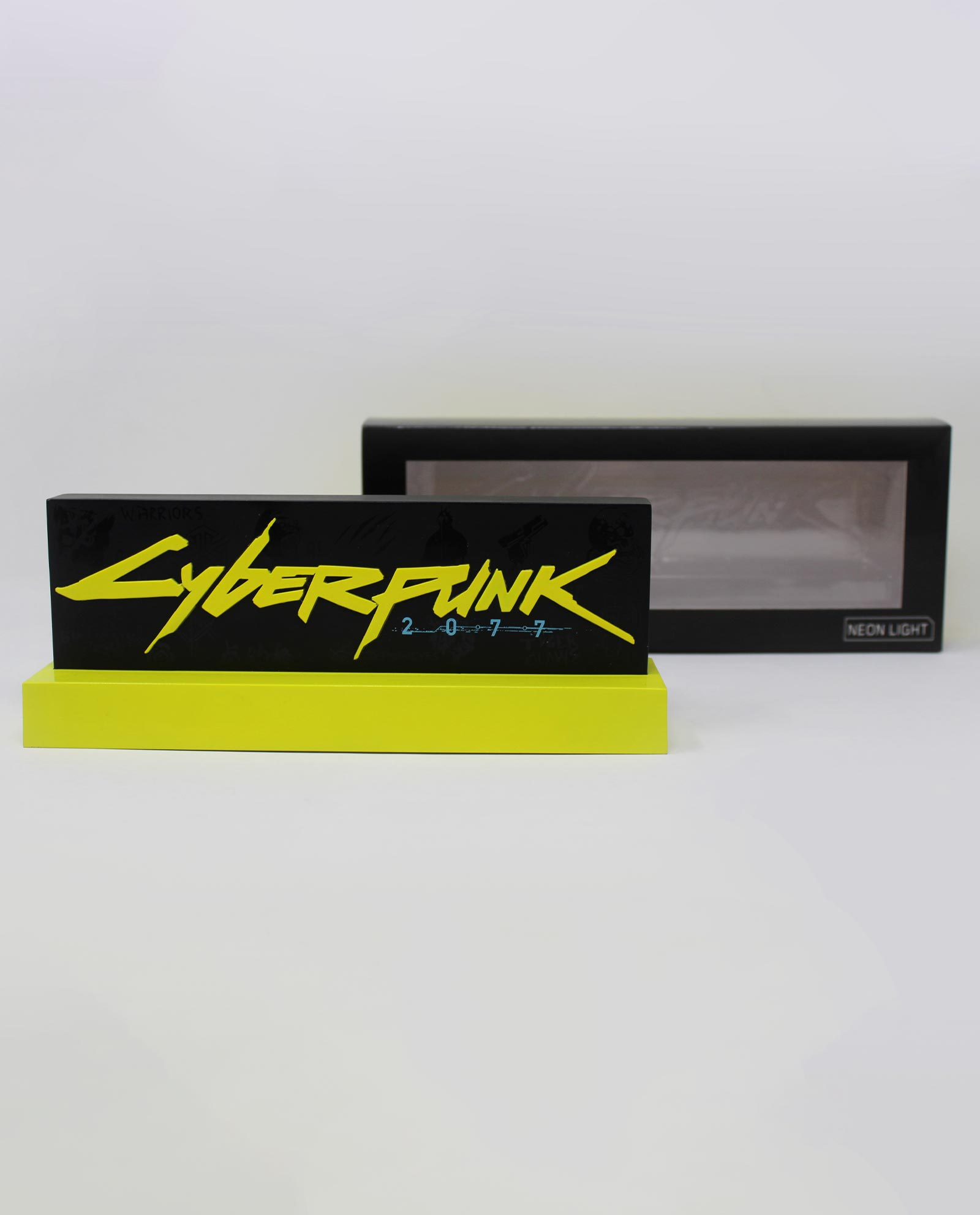 Cyberpunk 2077 Neon-Schild auf gelber Basis, mit schwarzer Box dahinter.