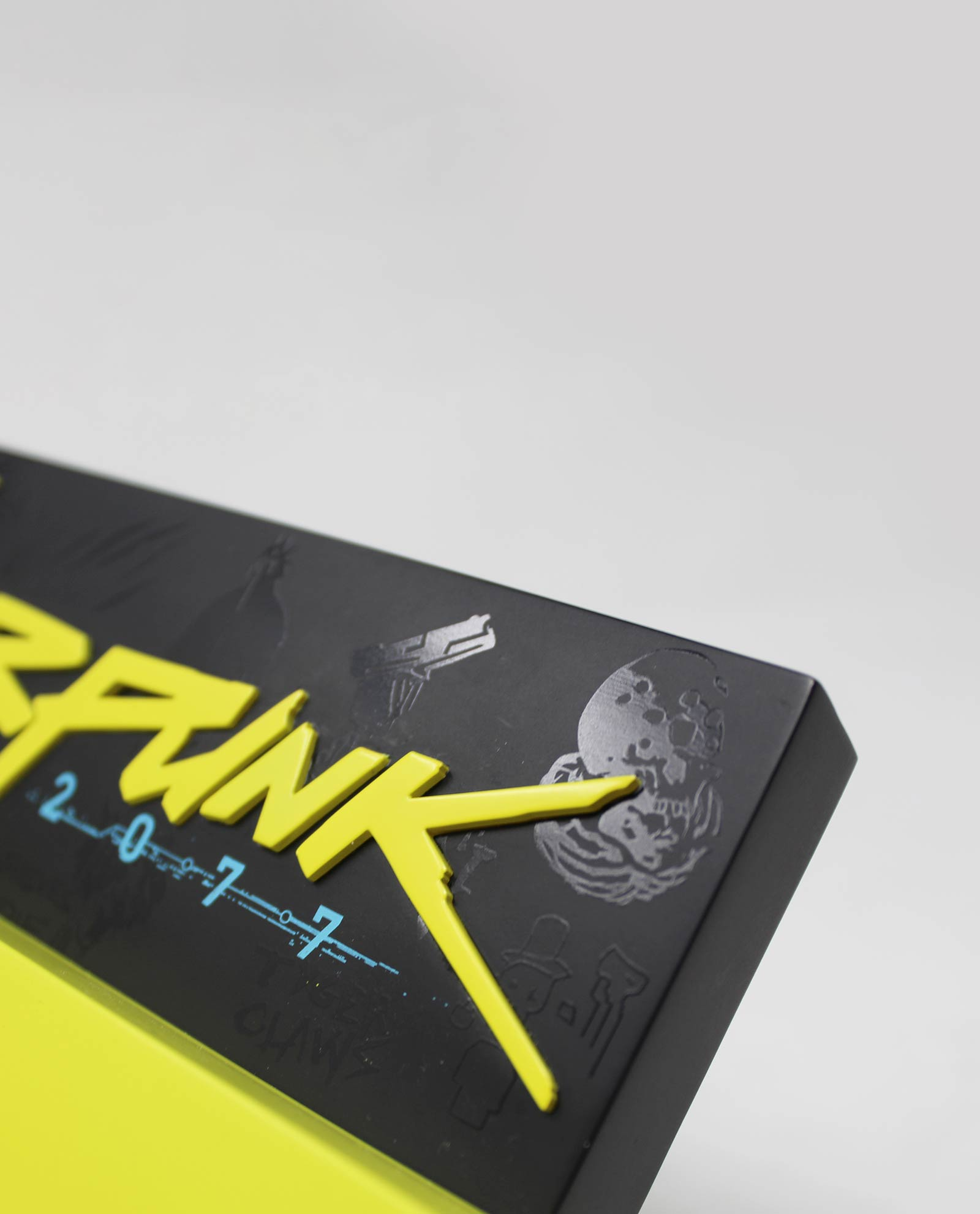 Cyberpunk 2077 Schild mit gelben Buchstaben auf schwarzem Hintergrund und hellgelber Basis.