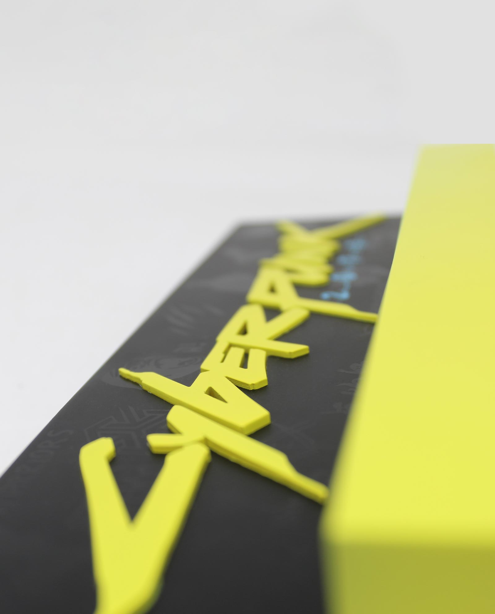 Nahaufnahme gelber "CYBERPUNK" Text mit gelber Box auf schwarzem Hintergrund.