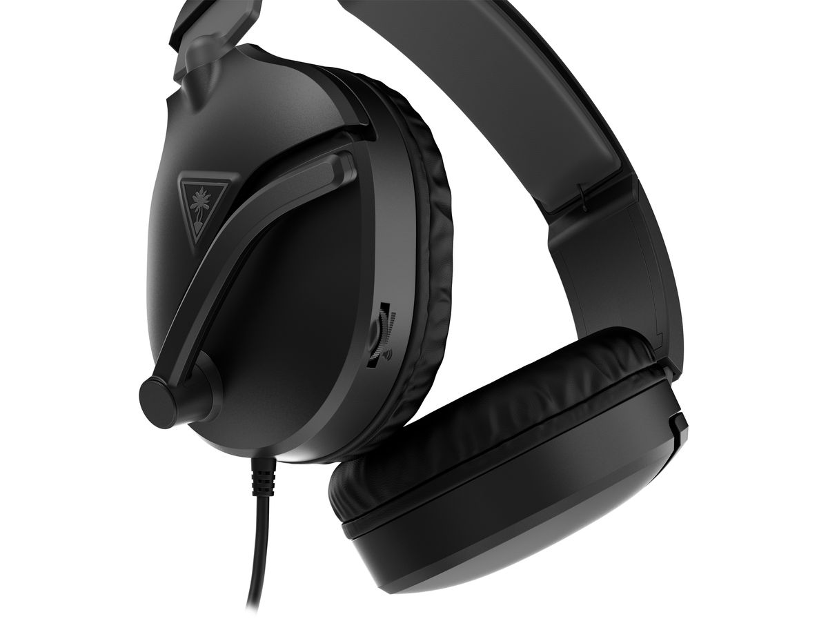 Schwarzes Gaming-Headset mit Mikrofon, vor weißem Hintergrund abgewinkelt.