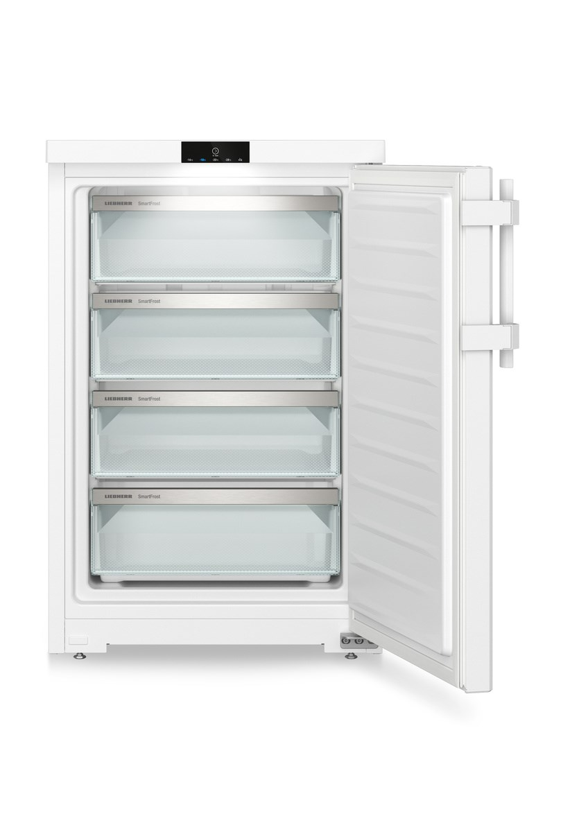 Fehér hűtőszekrény nyitott ajtóval, fiókokat mutatva. Liebherr SmartFrost címke.
