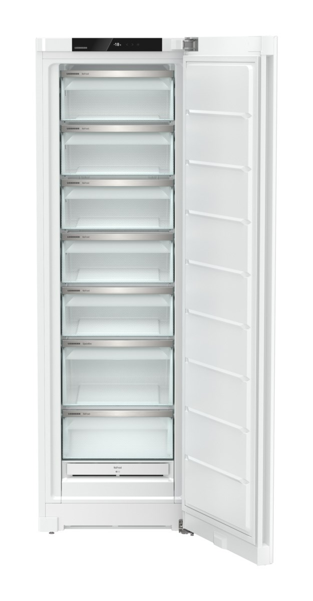 Fehér hűtőszekrény nyitott ajtóval, üvegpolcokat és fiókokat mutatva.