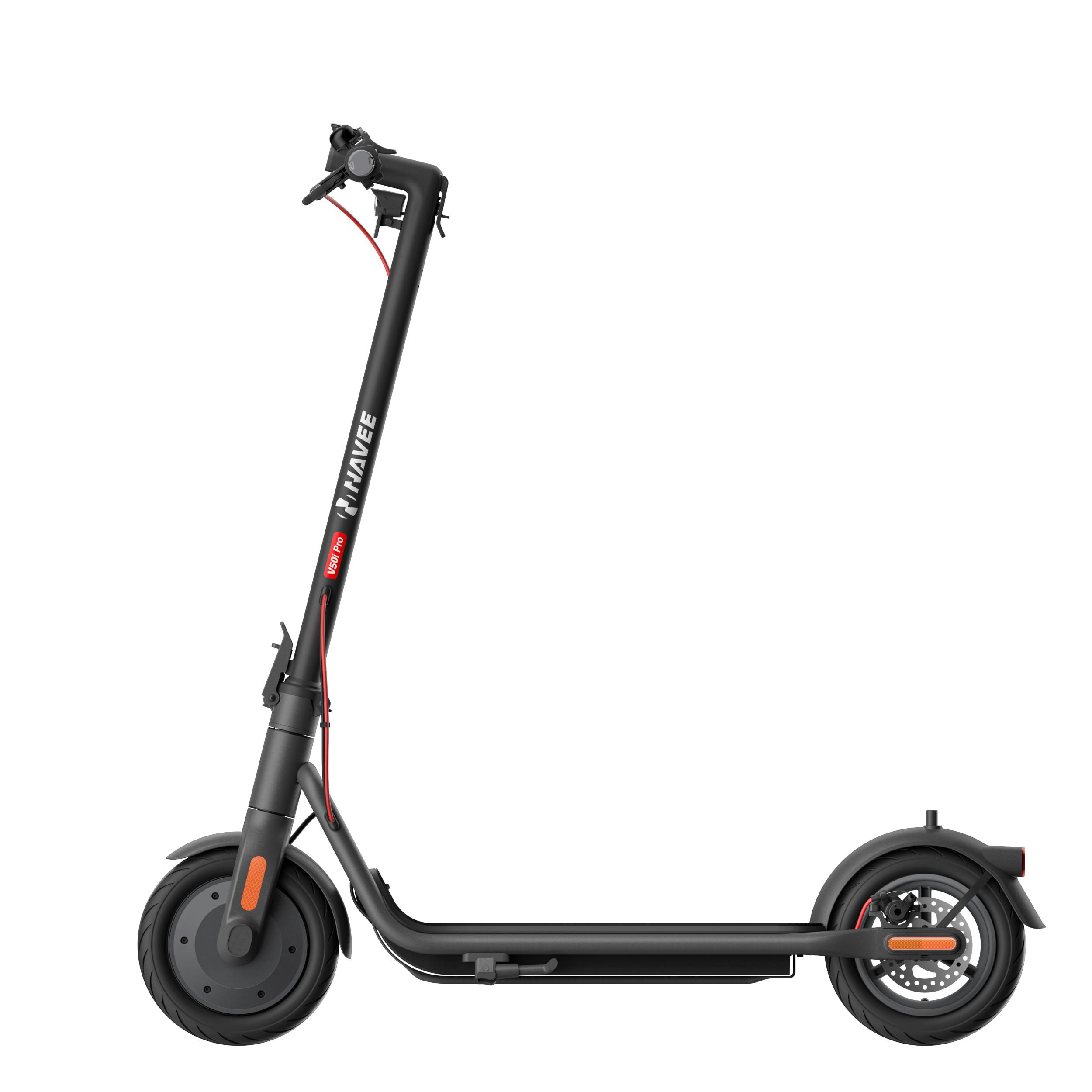 Schwarzer und grauer Elektroroller. Der Roller steht auf weißem Grund und hat ein rotes Kabel.