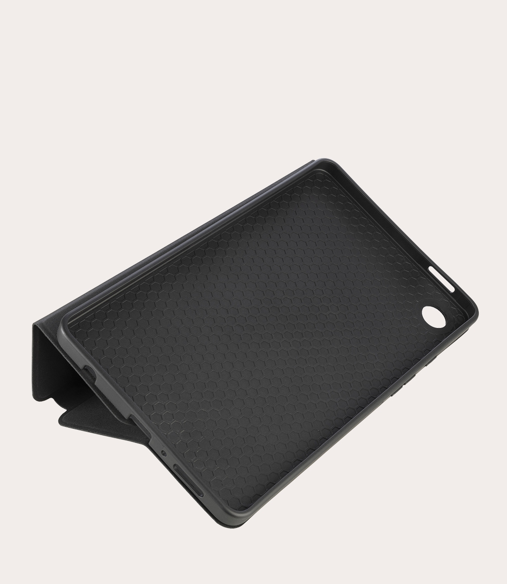 Schwarze Tablethülle, geöffnet, Innenraum mit Wabenmuster auf weißem Hintergrund.