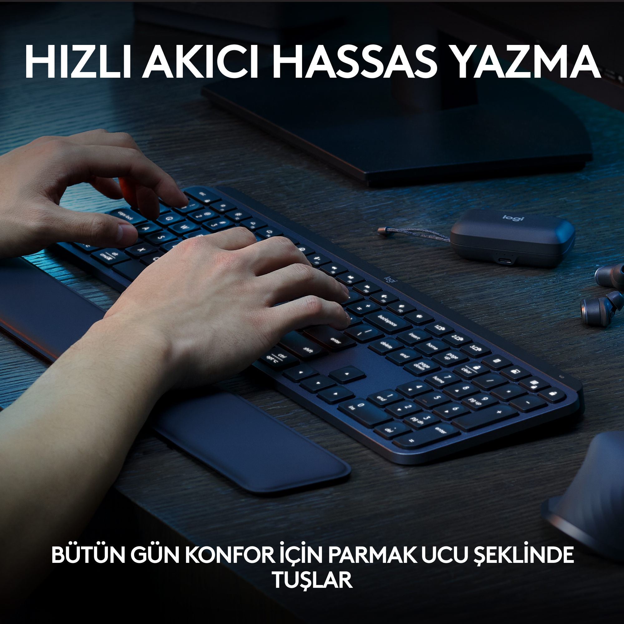 Eller, mavi bilek desteği olan koyu bir klavyede yazıyor. Metin: Hızlı, Akıcı, Hassas Yazma.