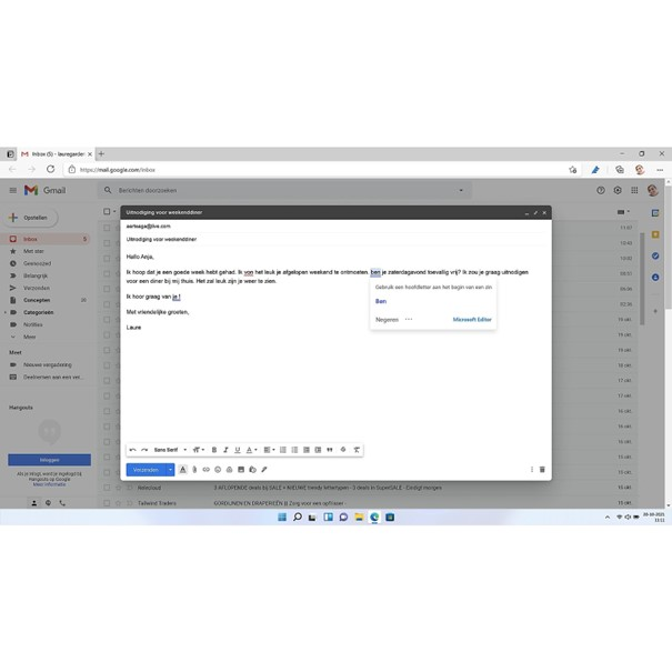 Een computerscherm toont een e-mail. Er verschijnt een pop-upvenster.