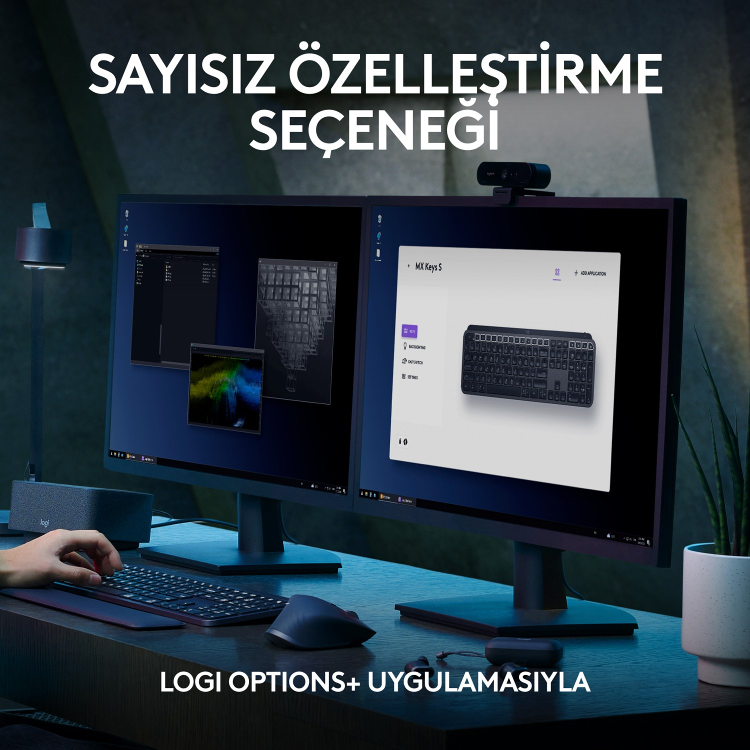 Bir masada klavye ve fare bulunan iki monitör.