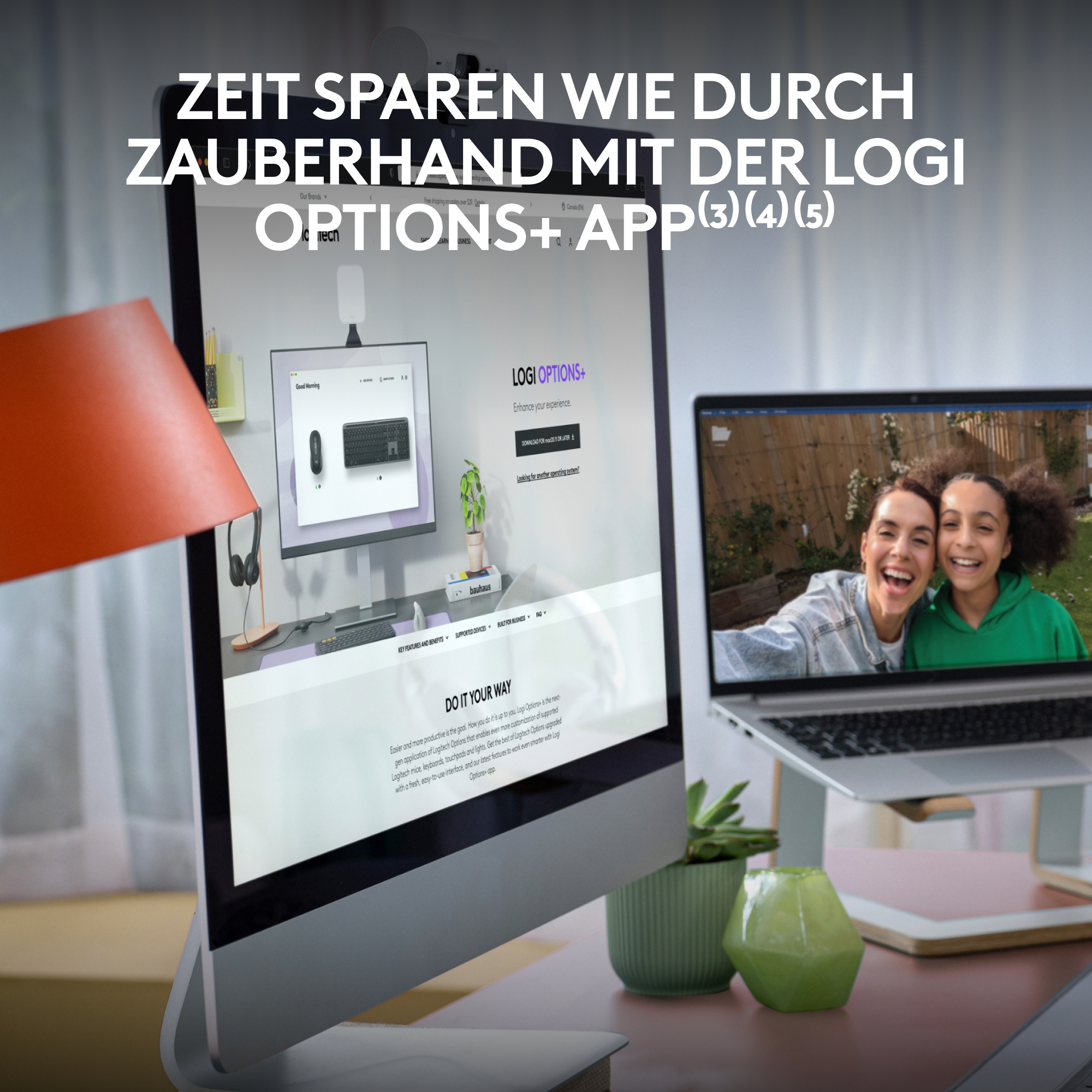 Desktop-Setup mit Monitor, Laptop, Schreibtischlampe und zwei Frauen auf dem Laptop-Bildschirm.