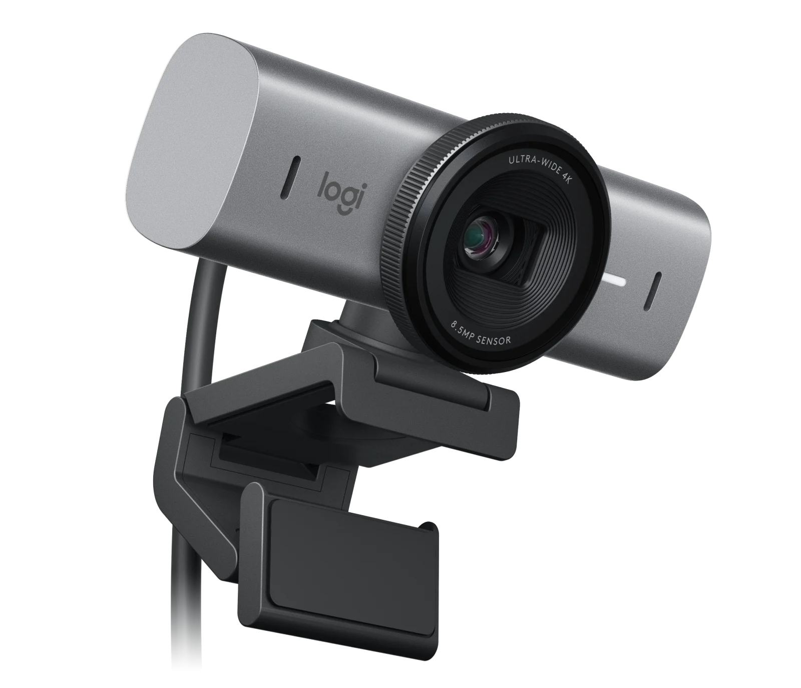 Ezüst Logitech webkamera lencsével és fekete rögzítőcsipesszel, fekete háttérrel.