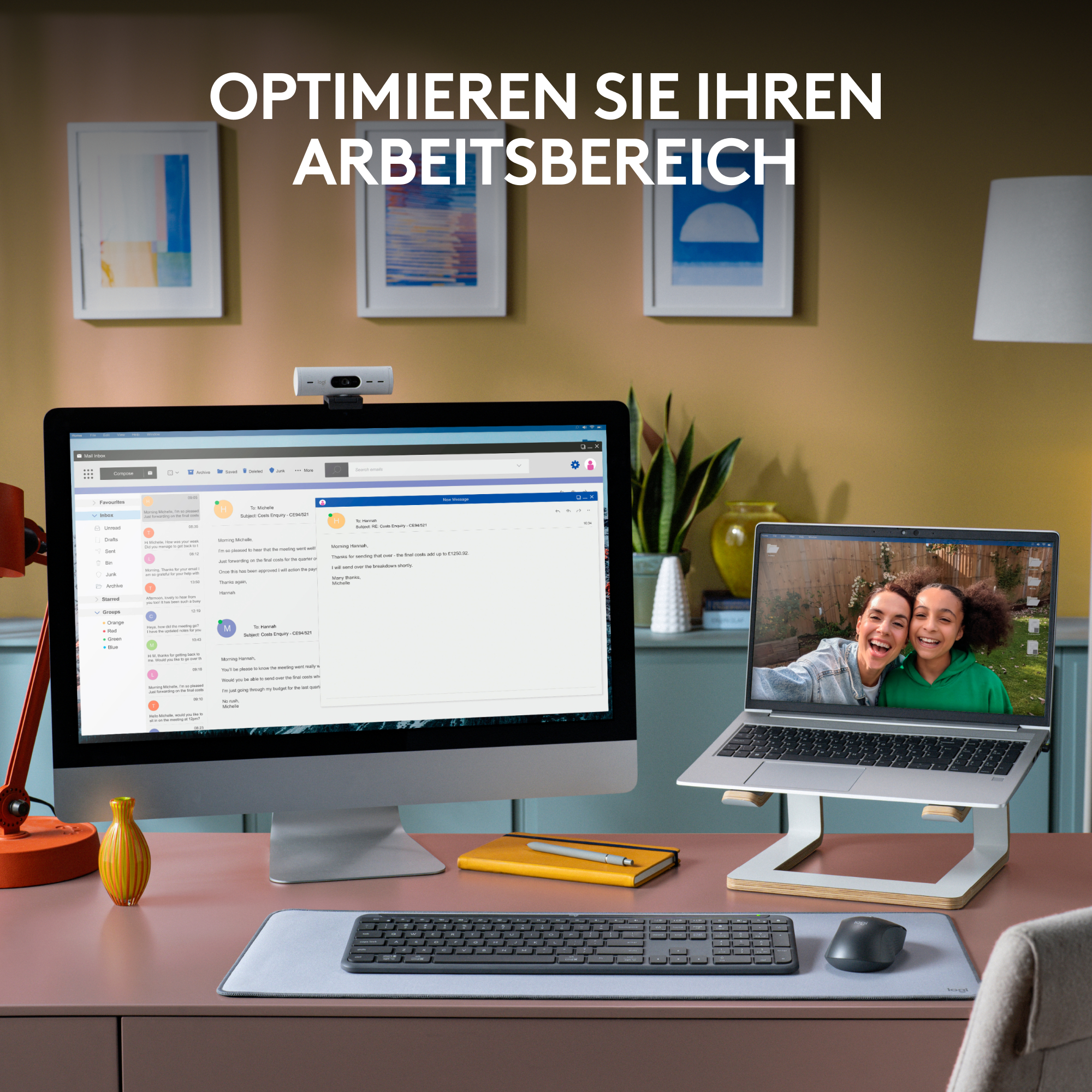 Eine orangefarbene und schwarze Taschenlampe liegt auf einer dunkelgrauen Oberfläche.