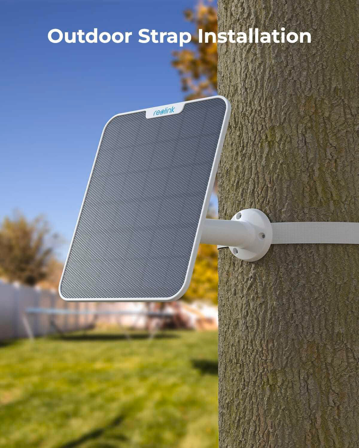 Eine weiße Überwachungskamera, die mit einem Riemen an einem Baum befestigt ist, Text 'Outdoor Strap Installation'.