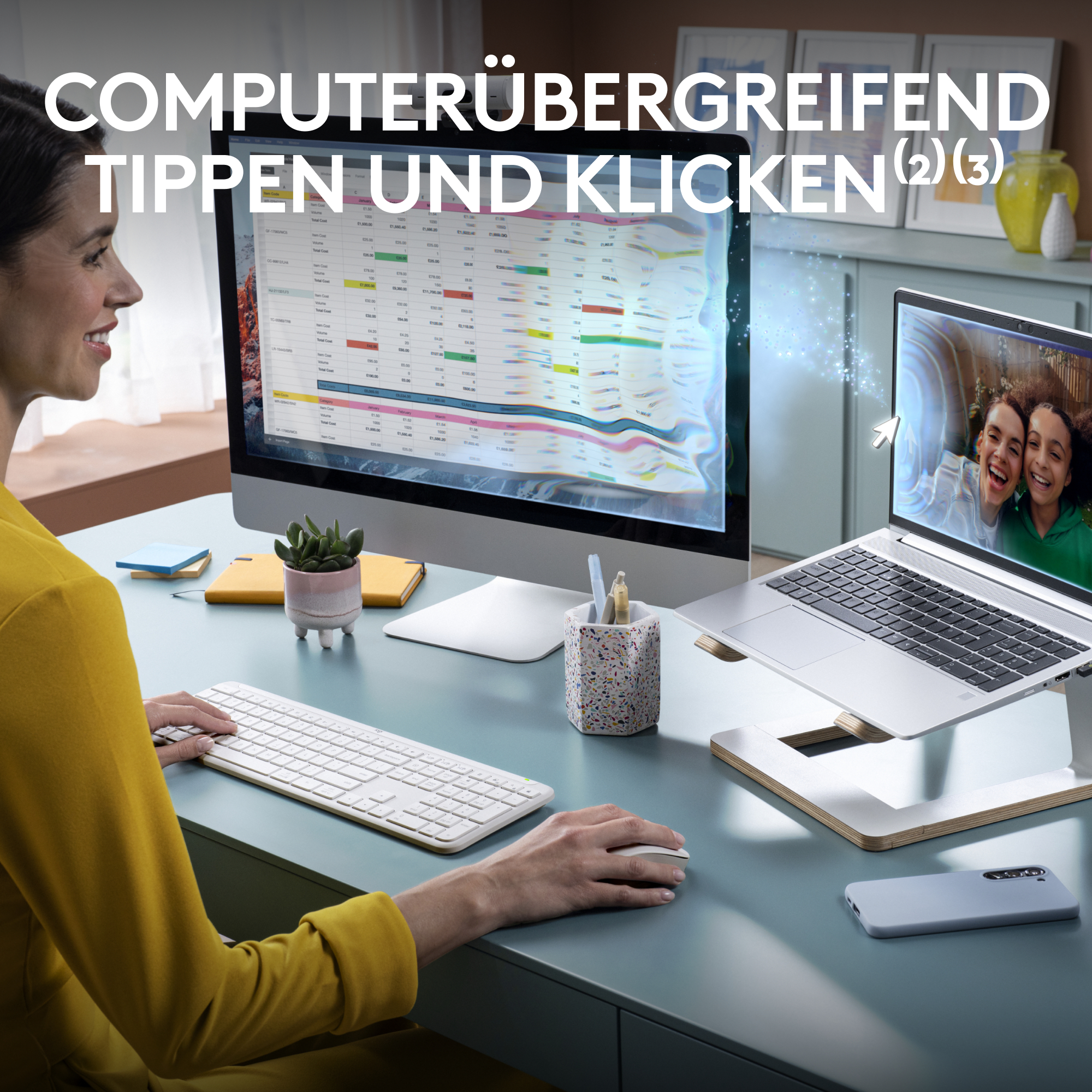 Frau nutzt Computer-Setup mit Monitor, Laptop, Tastatur, Maus und Pflanze.