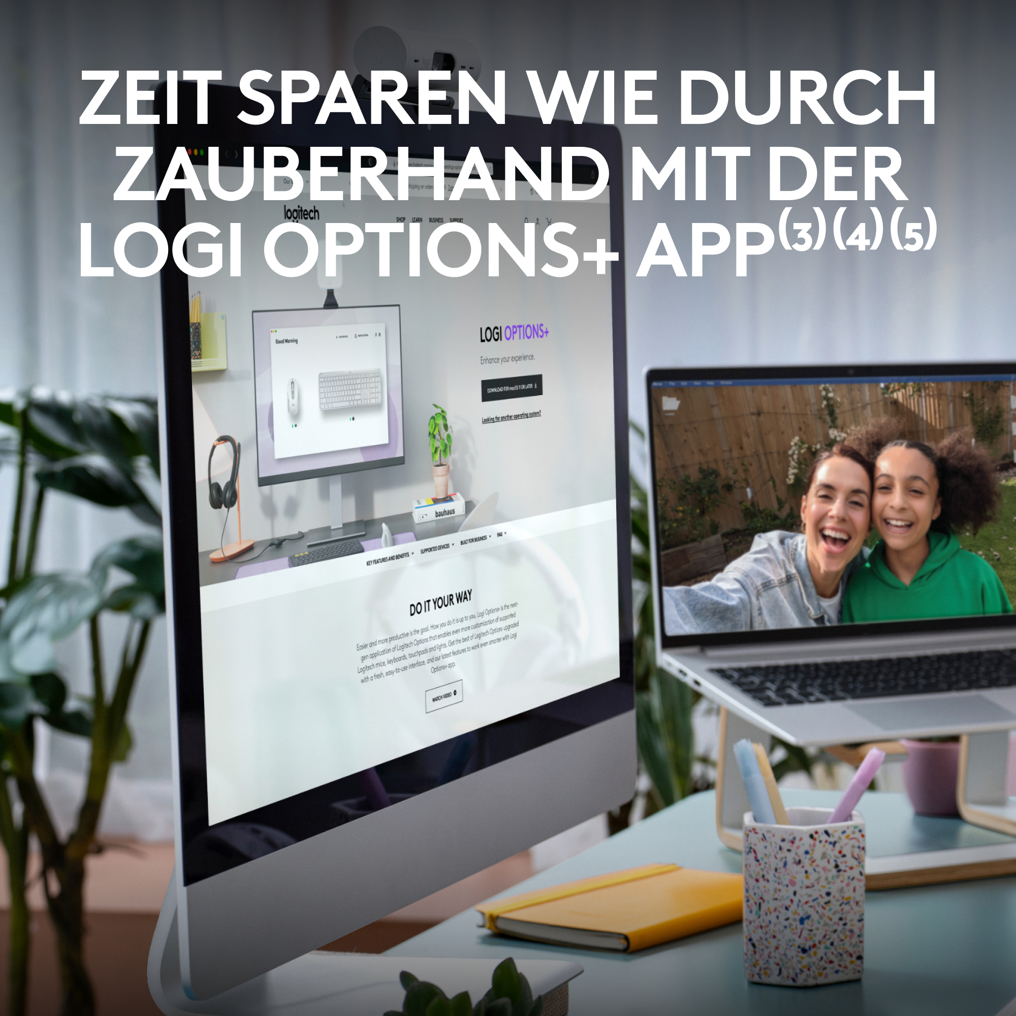Logitech-Anzeige mit Computerbildschirm, Kopfhörern und Notizbuch.