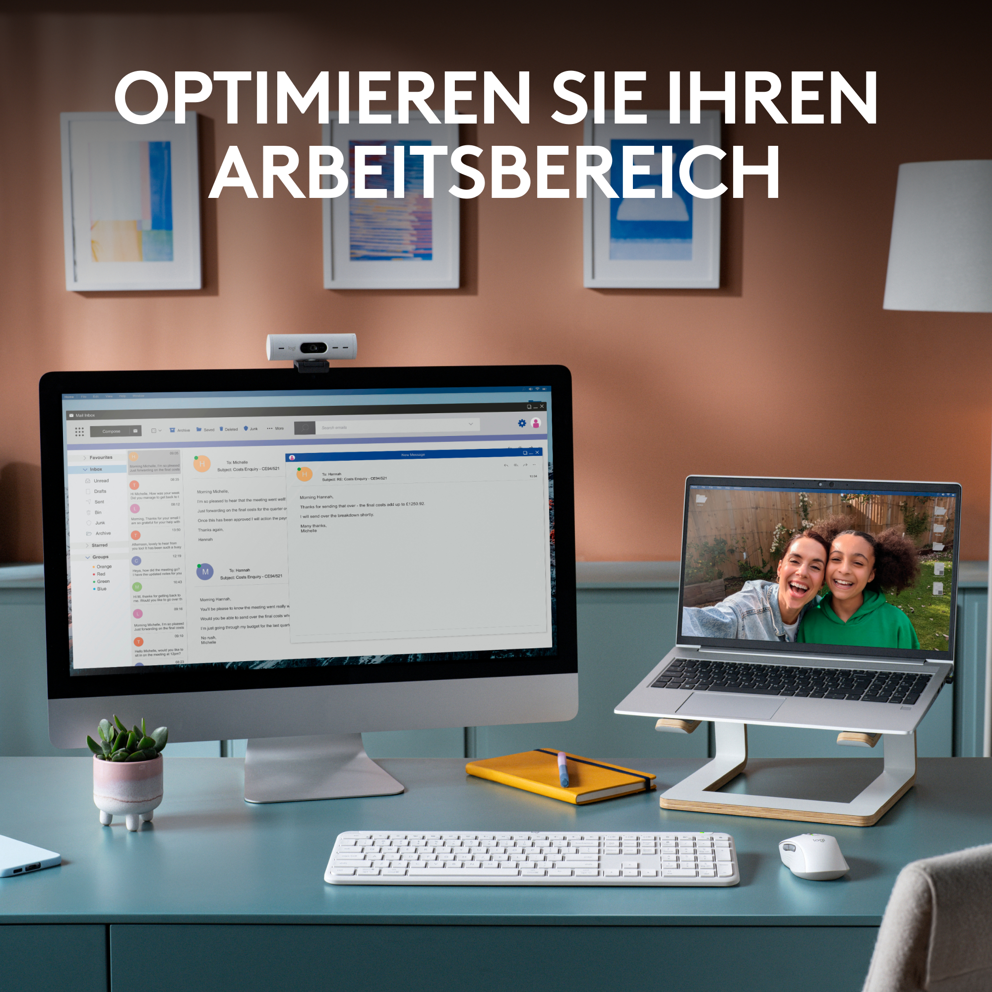 Ein Schreibtisch-Setup mit Computer, Laptop, Webcam und Pflanzen, das ein Homeoffice suggeriert.