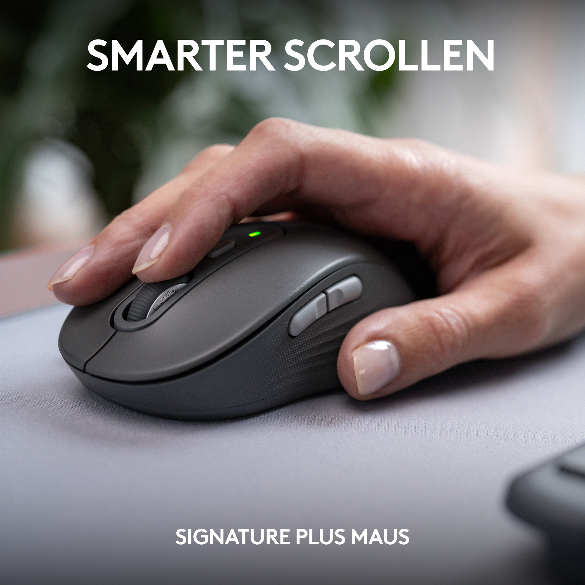 Eine Hand auf einer grauen Maus. Die Maus befindet sich auf einer grauen Oberfläche, mit dem Text 'SMARTER SCROLLEN'.