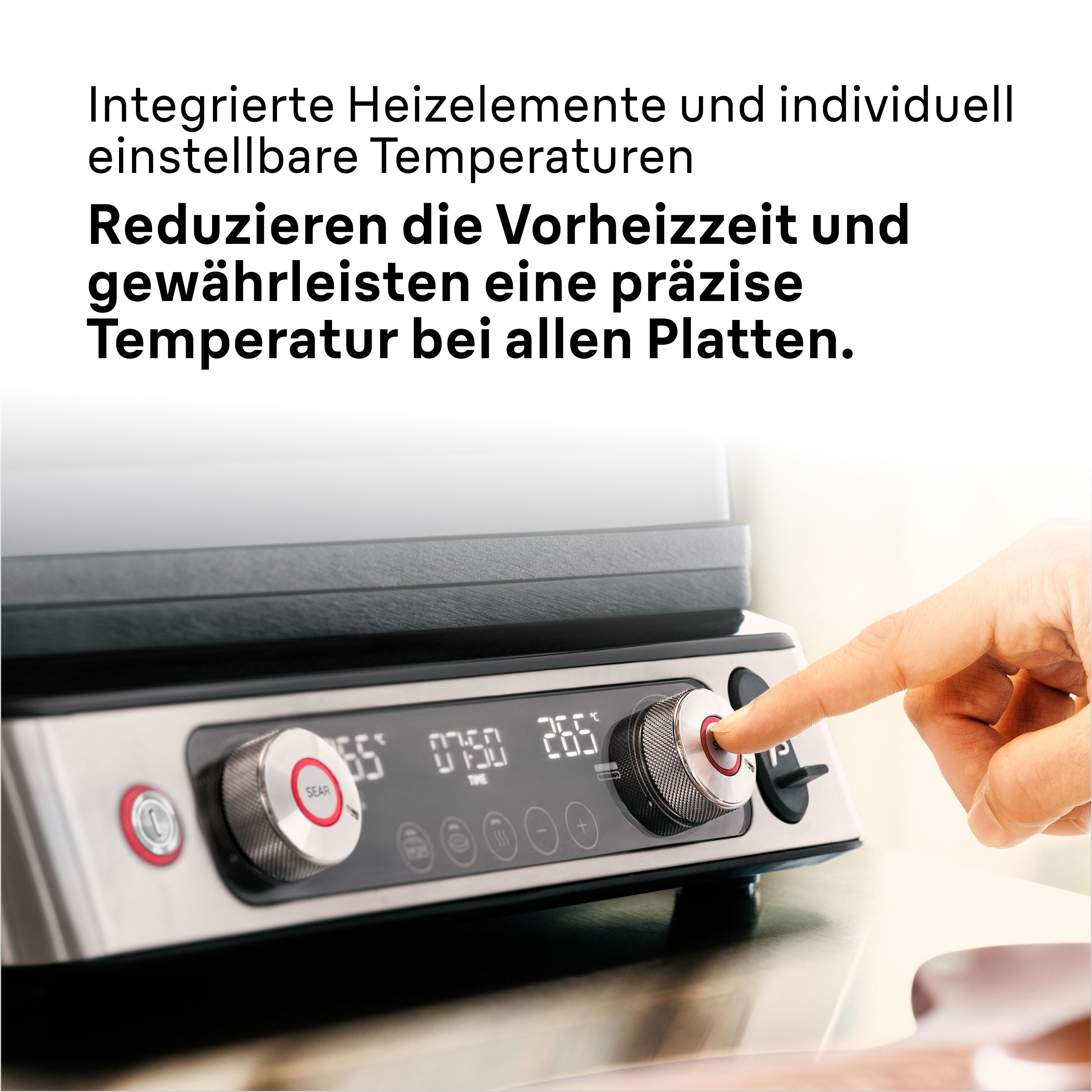 Die Hand einer Person drückt einen Knopf auf einem Bedienfeld mit Digitalanzeigen und Drehreglern.