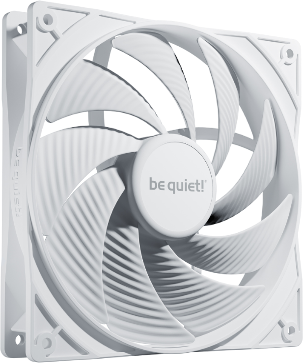 Weißer Computerlüfter mit gebogenen Flügeln und dem Schriftzug 'be quiet!' auf der Nabe.