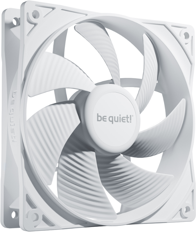 Ein weißer Computerlüfter mit sieben gebogenen Blättern und dem Logo "be quiet!" in der Mitte.