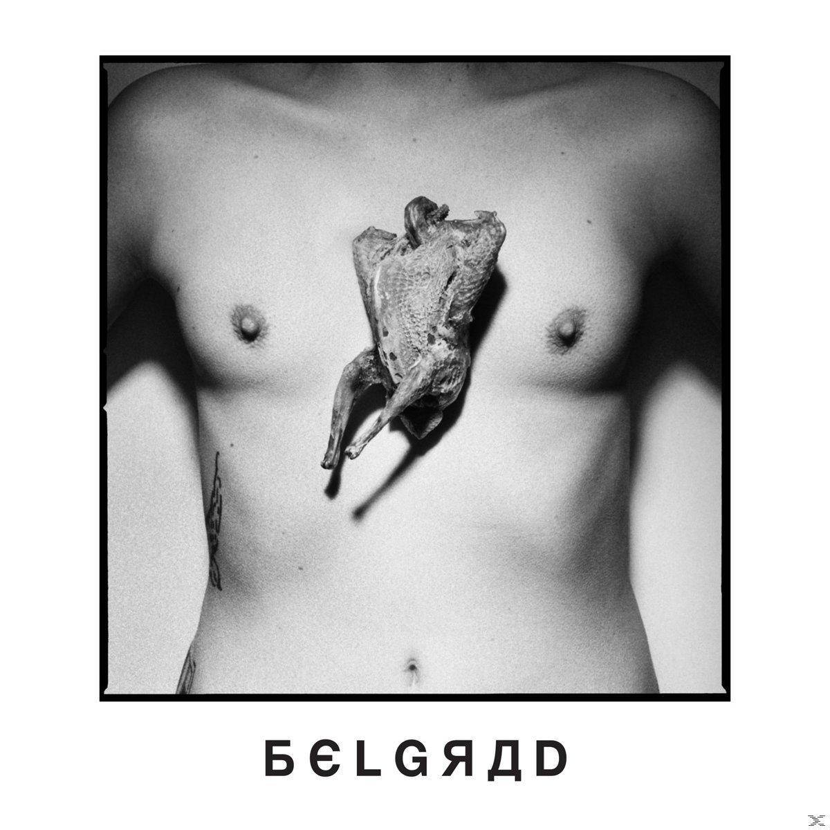 Bild eines nackten Torsos mit einem ganzen gekochten Vogel auf dem Bauch. Die Worte 'BELGRADD' stehen unten.