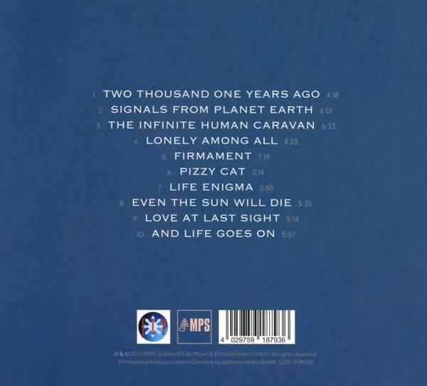 Ein CD-Cover mit blauem Hintergrund, weißem Text und einem Barcode am unteren Rand.