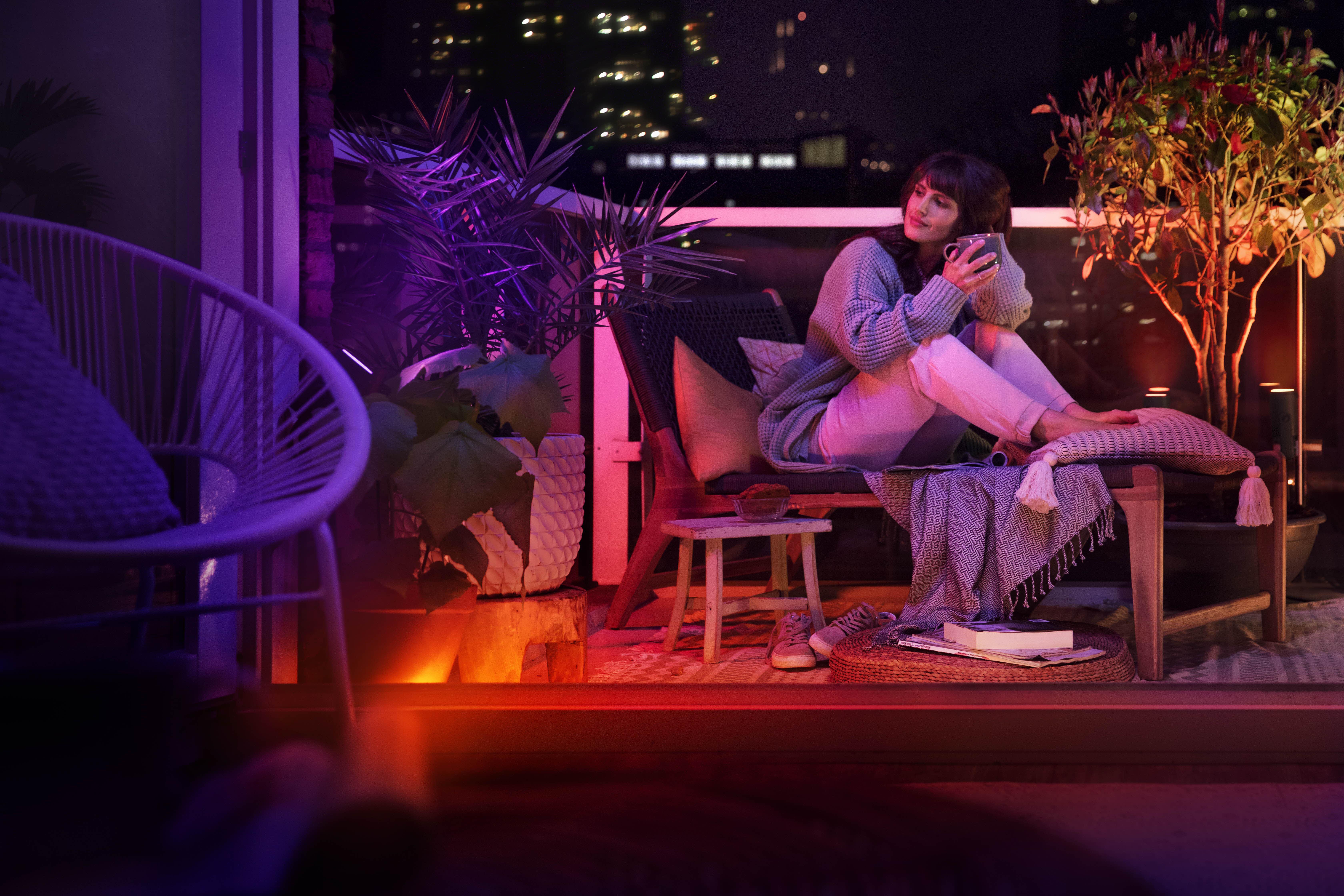 Eine Arbeitsleuchte beleuchtet den Motorraum eines Autos.