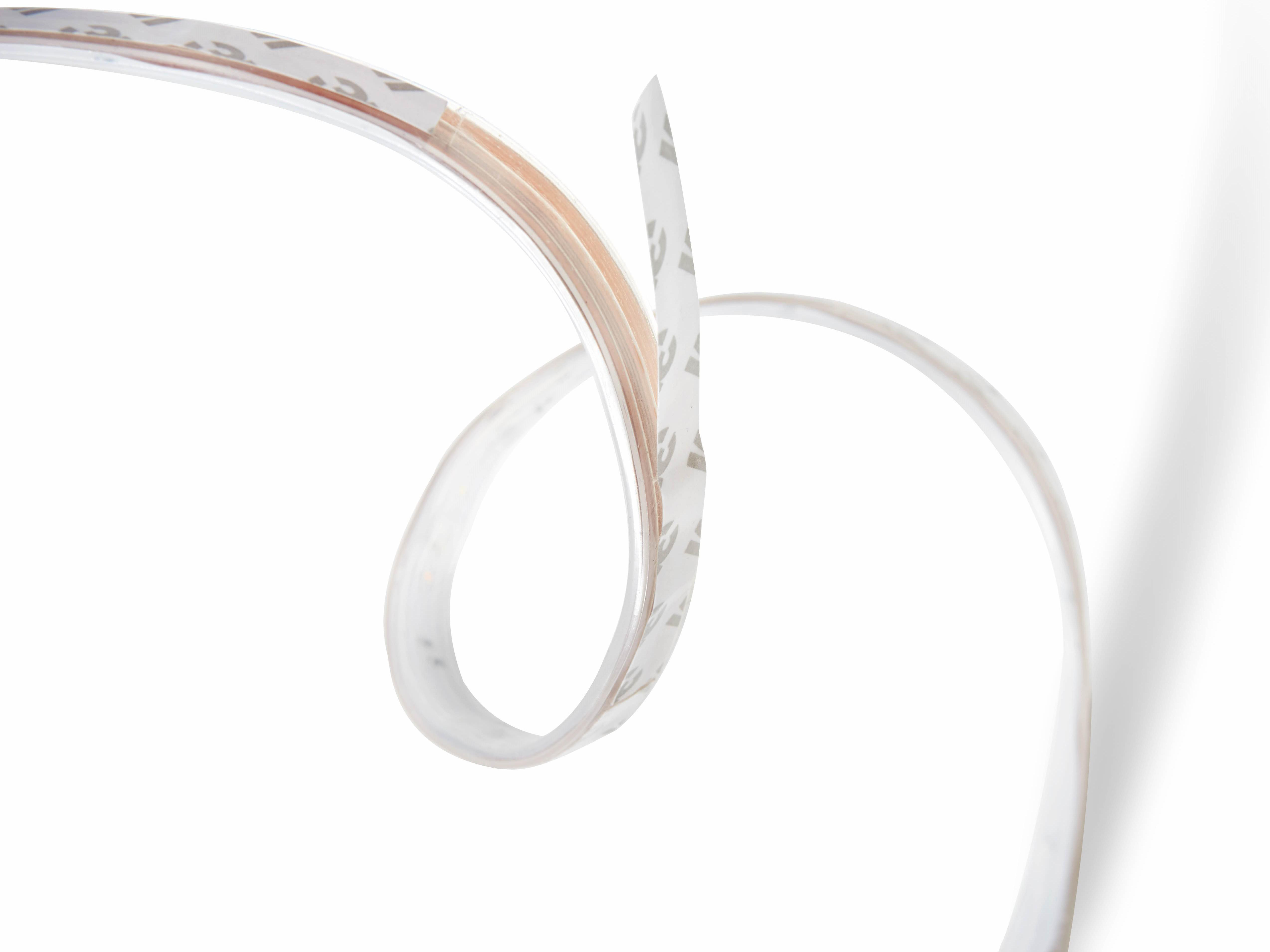 Ein flexibles LED-Lichtband, gekräuselt, mit Klebeband und weißem Hintergrund.