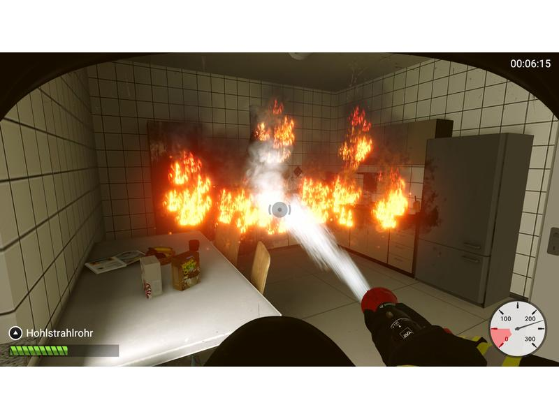 Eine brennende Küche, die mit einem Feuerwehrschlauch gelöscht wird. Flammen verschlingen eine Wand. Ein Tisch mit Gegenständen steht im Vordergrund.