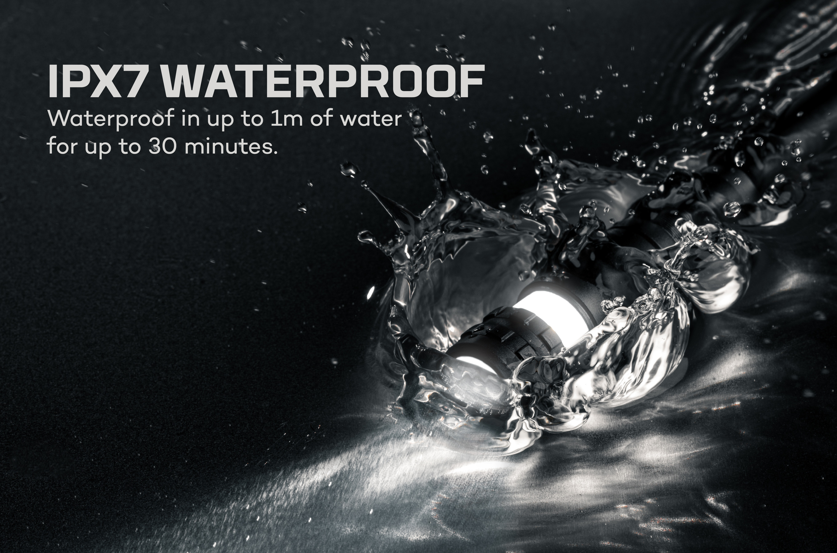 Licht unter Wasser mit Spritzern und dem Text "IPX7 WASSERDICHT".