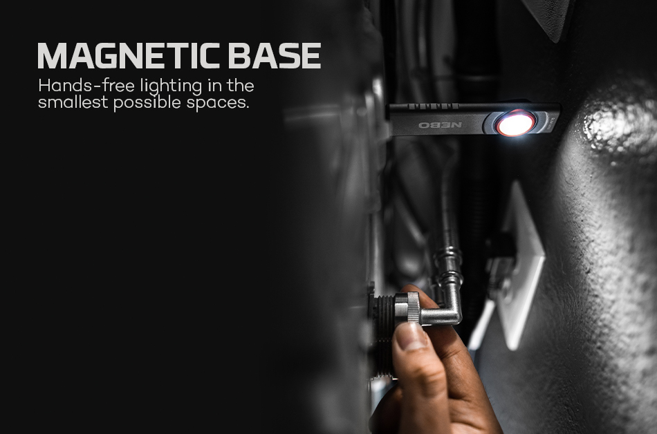 Eine kleine Taschenlampe mit Magnetfuß an einer Metalloberfläche befestigt.