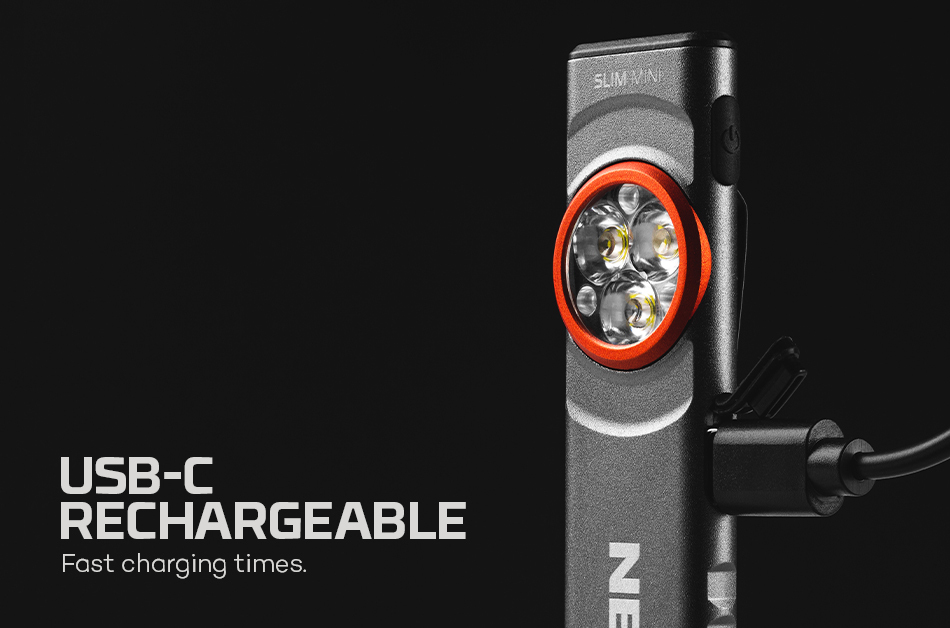 Eine schwarz-graue Taschenlampe mit rotem Ring um das Licht. USB-C wiederaufladbar.