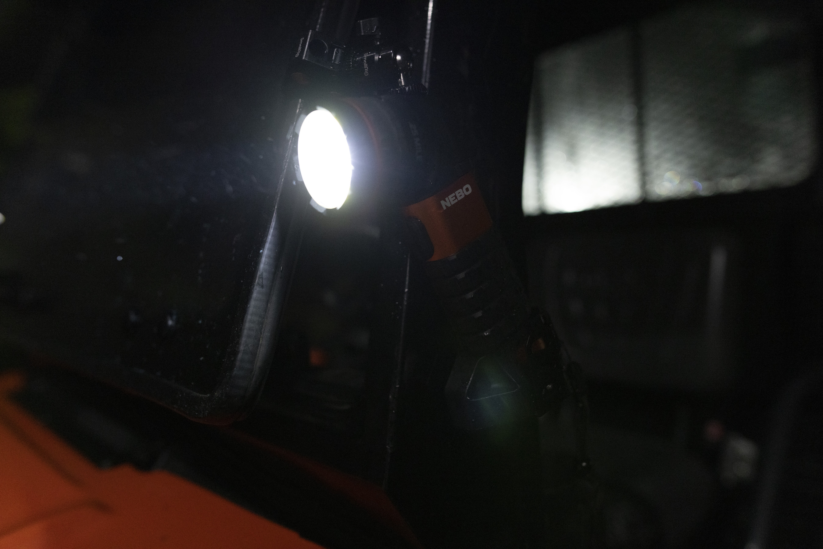 Ein helles Licht von einer Taschenlampe, das in einen dunklen Raum scheint.