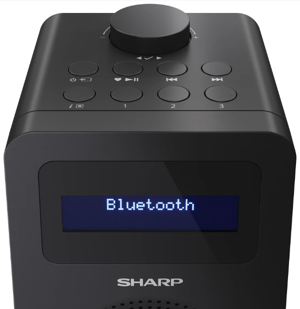 Czarny radio z przyciskami, ekran wyświetlający 'Bluetooth'. Widoczne logo SHARP.