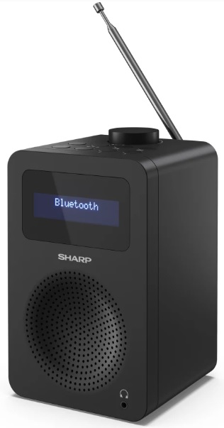 Czarny radioodtwarzacz Sharp w kształcie kostki z wyświetlaczem pokazującym 'Bluetooth' i anteną.