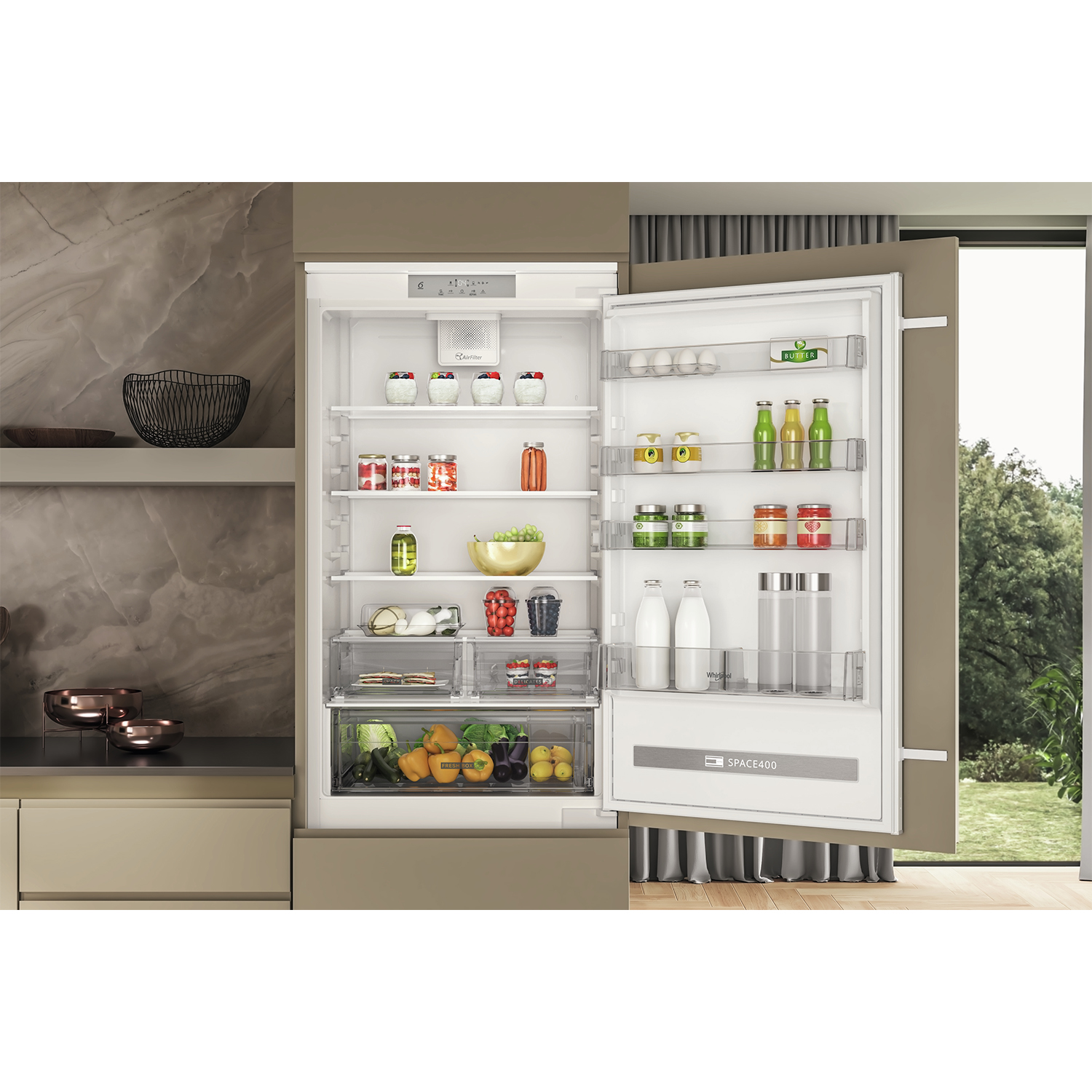 Frigorifero con porta aperta. All'interno: cibo, bevande, ripiani e cassetti sono visibili.
