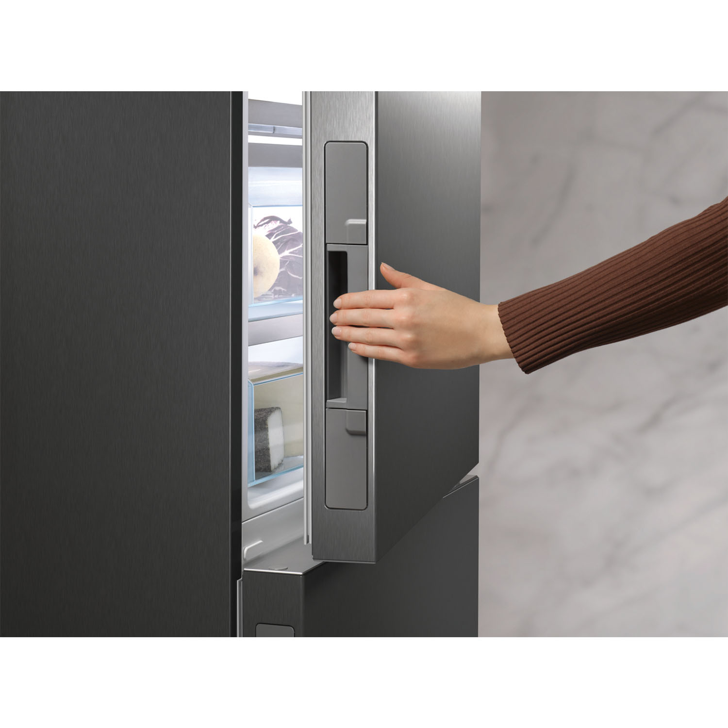 Una mano apre la porta di un frigorifero. Ripiani interni visibili. Design nero e grigio.