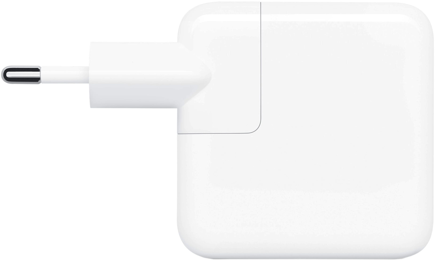 Fehér Apple töltő csatlakoztatott dugóval. A töltő négyzet alakú és kompakt.
