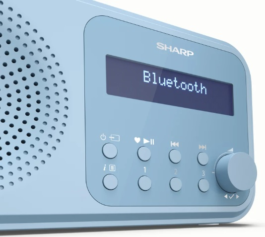 Jasnoniebieskie radio Sharp z przyciskami i wyświetlaczem z napisem 'Bluetooth'.