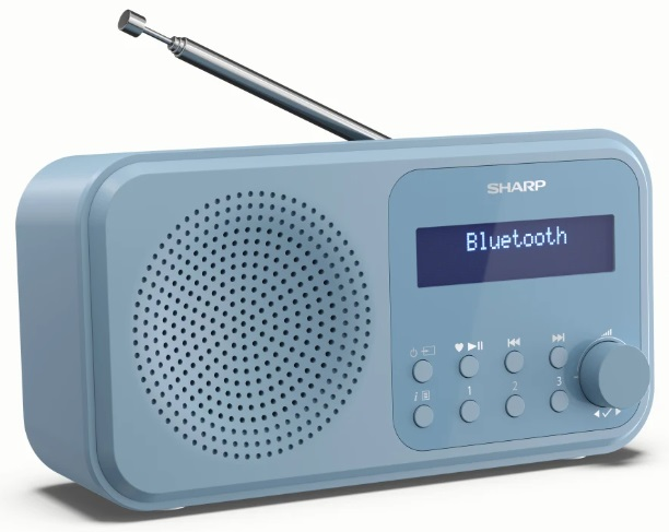 Niebieskie radio Sharp. Posiada wyświetlacz, przyciski i pokrętło. Antena wysunięta. Bluetooth na ekranie.