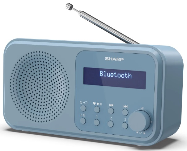 Niebieskie radio Bluetooth Sharp. Ma wyświetlacz, przyciski i pokrętło strojenia. Antena rozłożona.