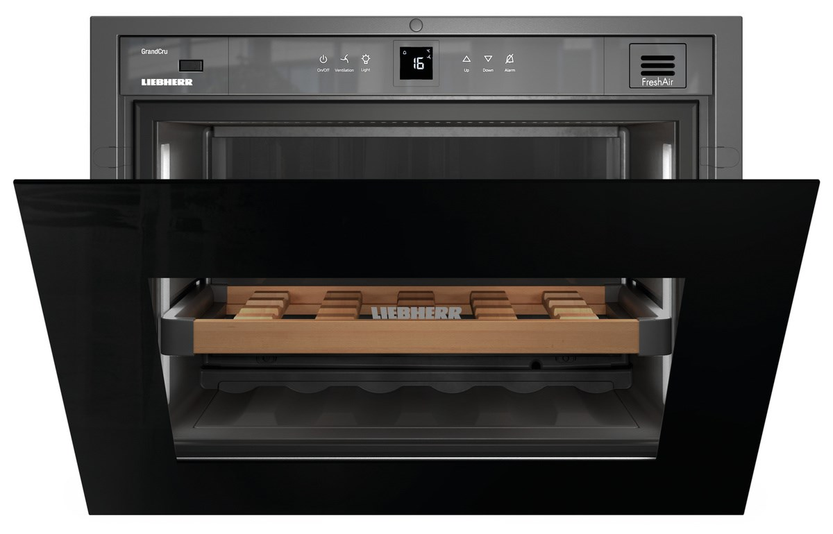 Kühlschrank mit schwarzem Äußeren und Inneren, Holzregale sichtbar.