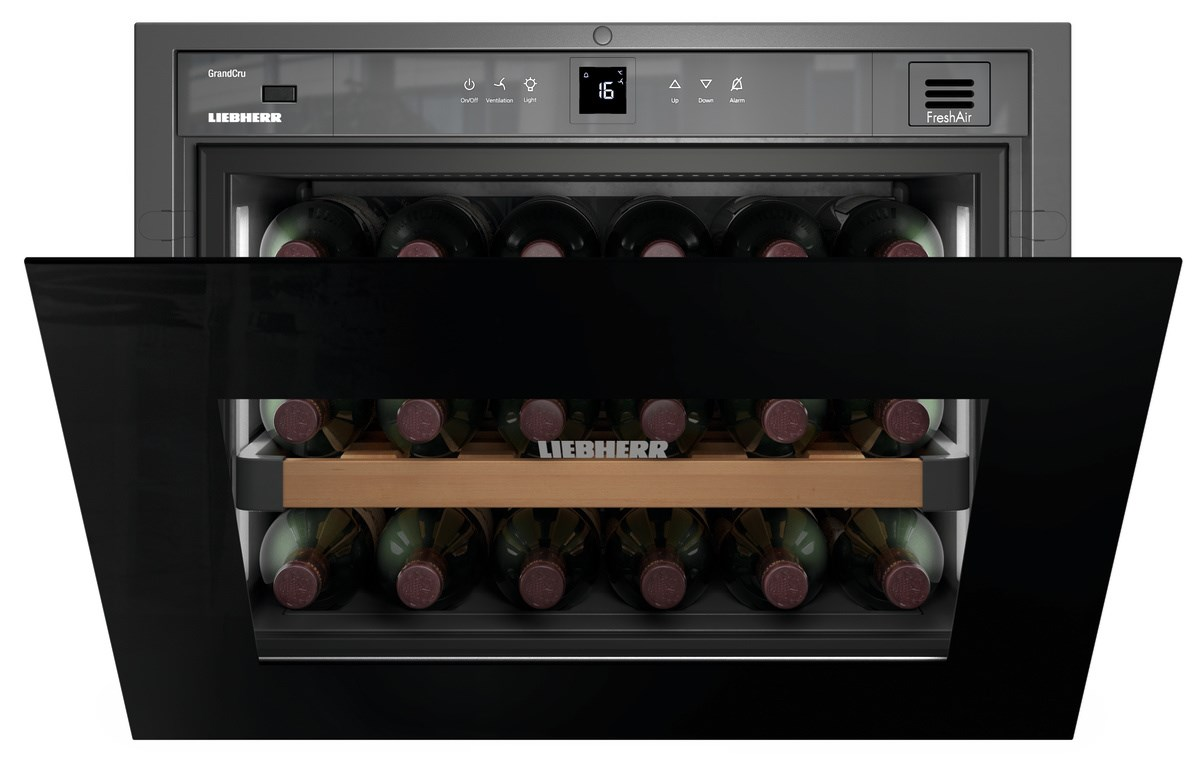 Weinkühlschrank mit Flaschen im Inneren. Schwarz- und Grautöne. Bedienfeld oben, offene Tür.