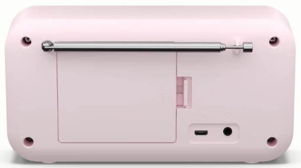 Różowe radio retro z anteną, komorą baterii i portem USB.